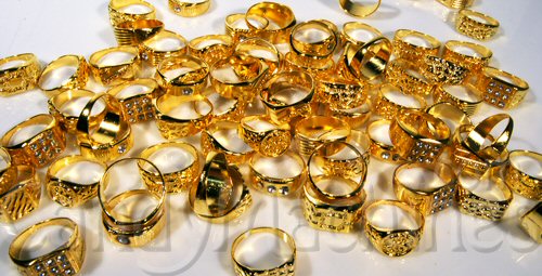 gold-die-cast-rings-bulk-toys.jpg