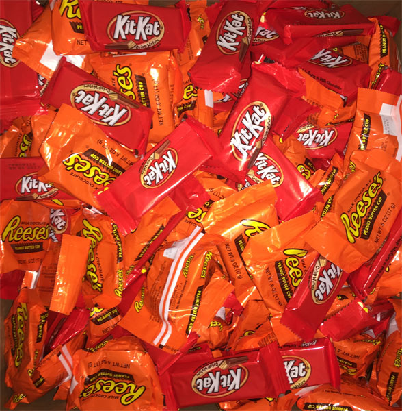 reeses and kit kat fun size mix candy 13 5 lbs kit kat fun size